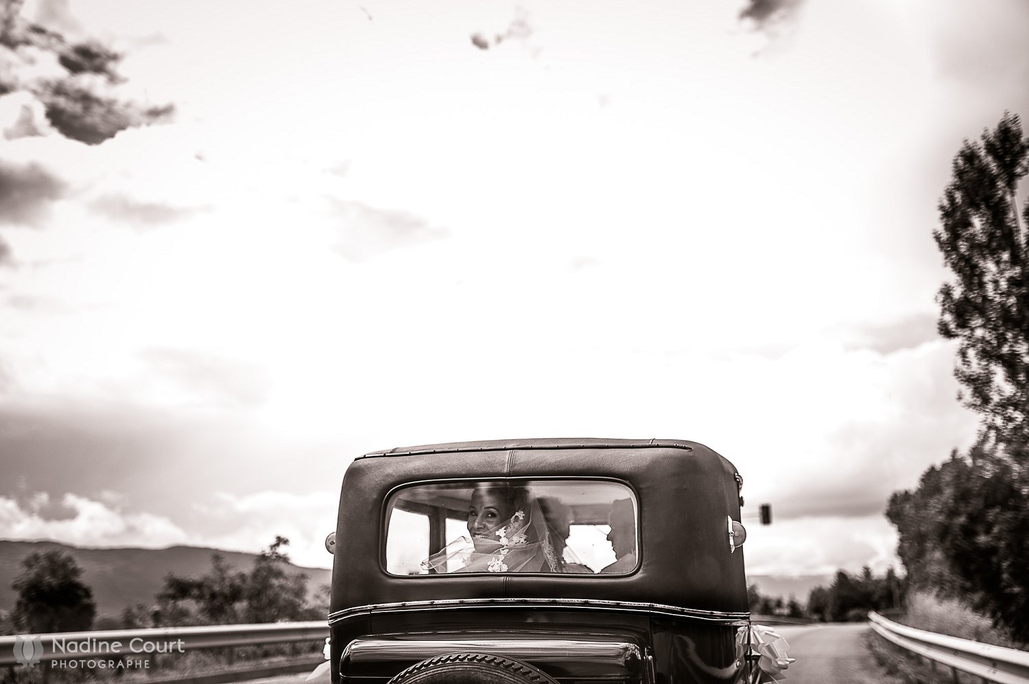 Mariage Challes les Eaux - mariée dans la voiture