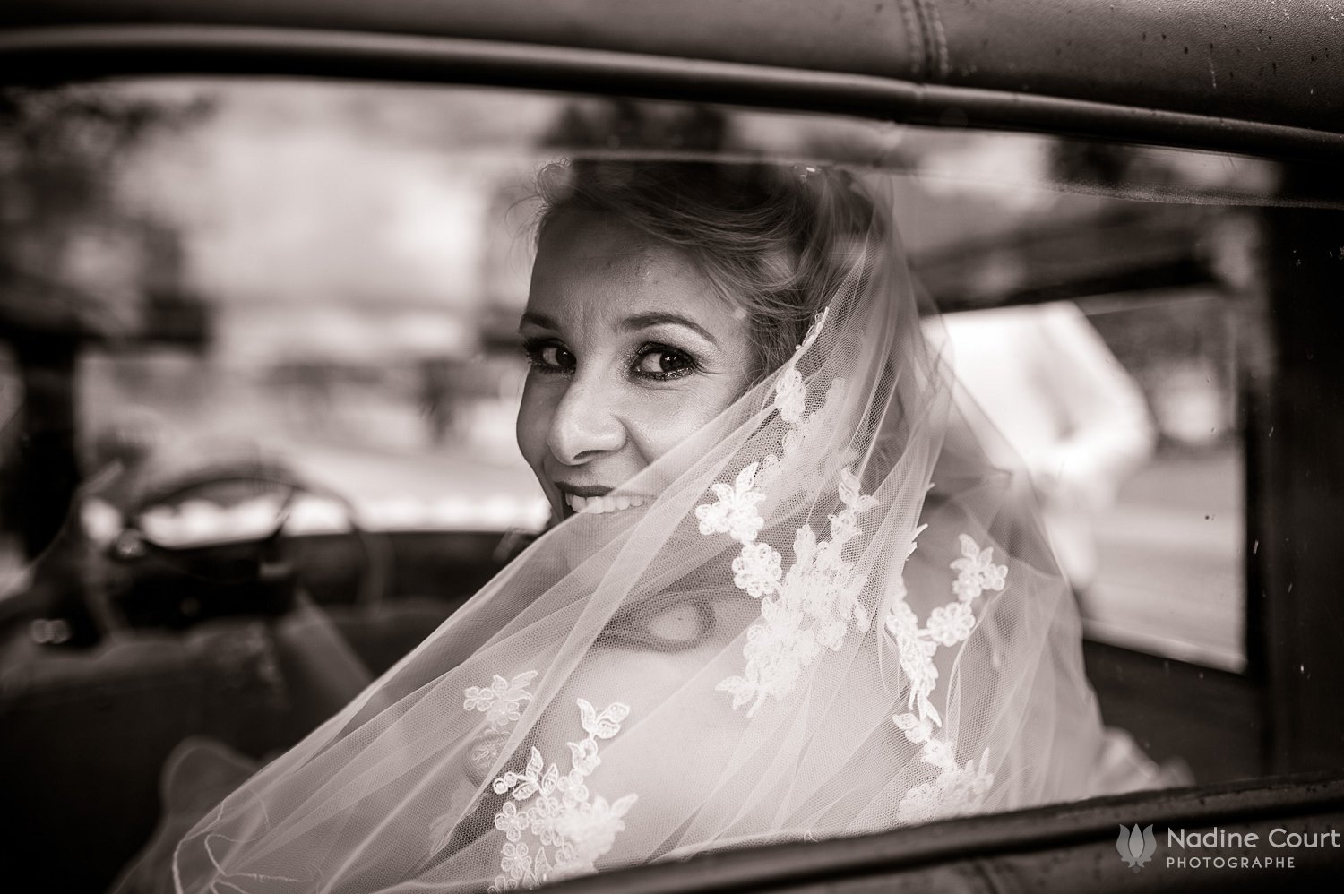 Mariage Challes les Eaux - mariée dans la voiture