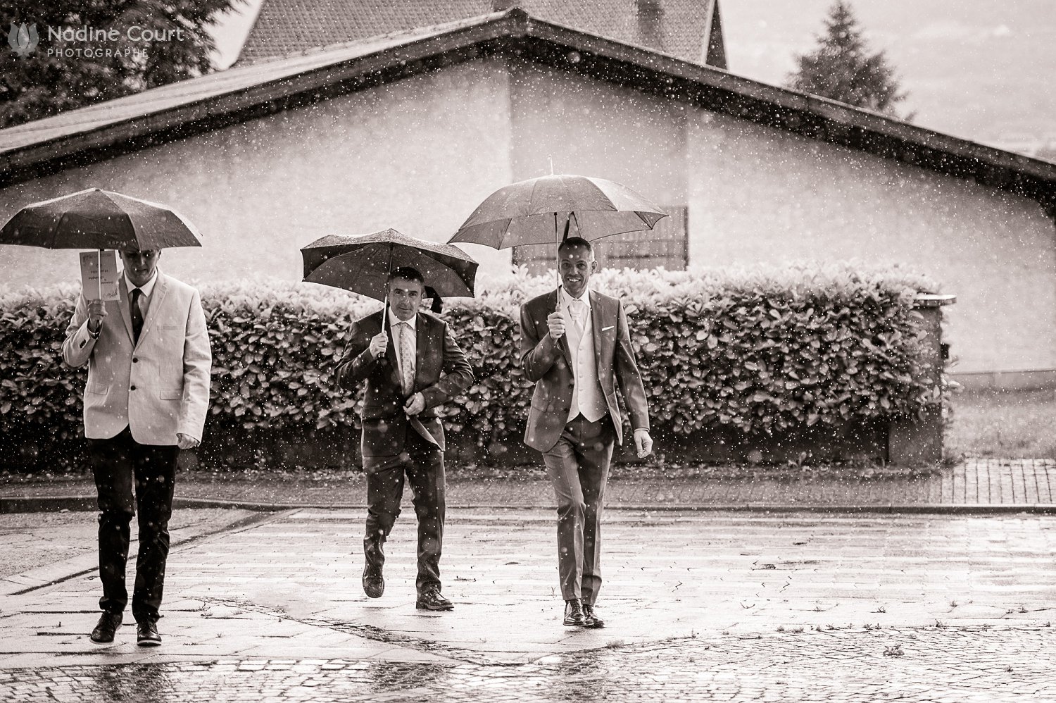 église de Challes les Eaux - arrivée du marié et de ses témoins sous la pluie