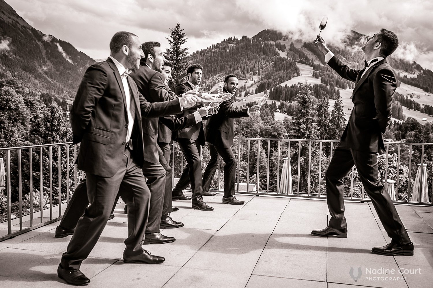 Mariage au Palace de Gstaad - wedding Gstaad Palace - champagne en terrase pour le marié et ses garçons d'honneur - Champagne for groom and his best men