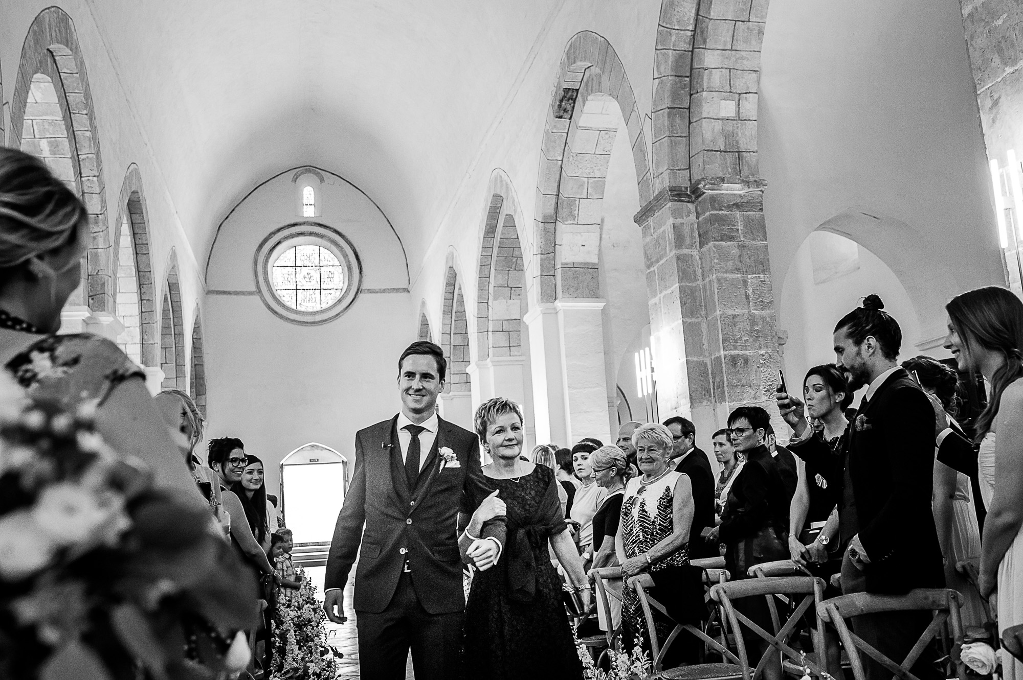 Mariage au golf de Bonmont en Suisse - cérémonie dans l'abbaye