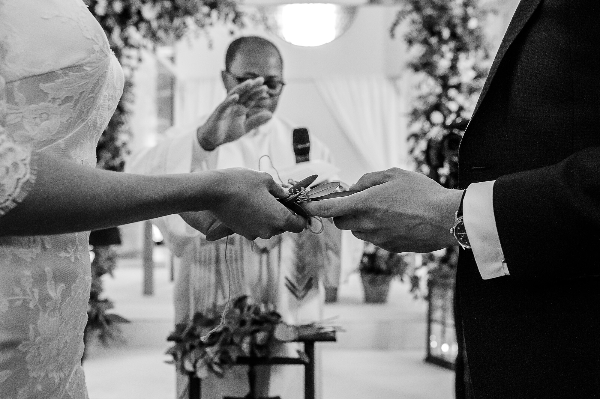 Mariage au golf de Bonmont en Suisse - cérémonie dans l'abbaye