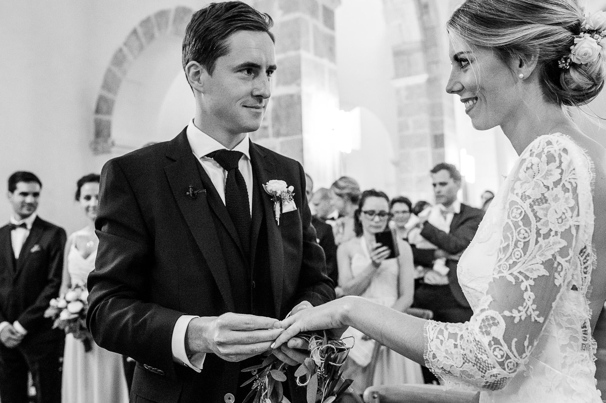 Mariage au golf de Bonmont en Suisse - cérémonie dans l'abbaye