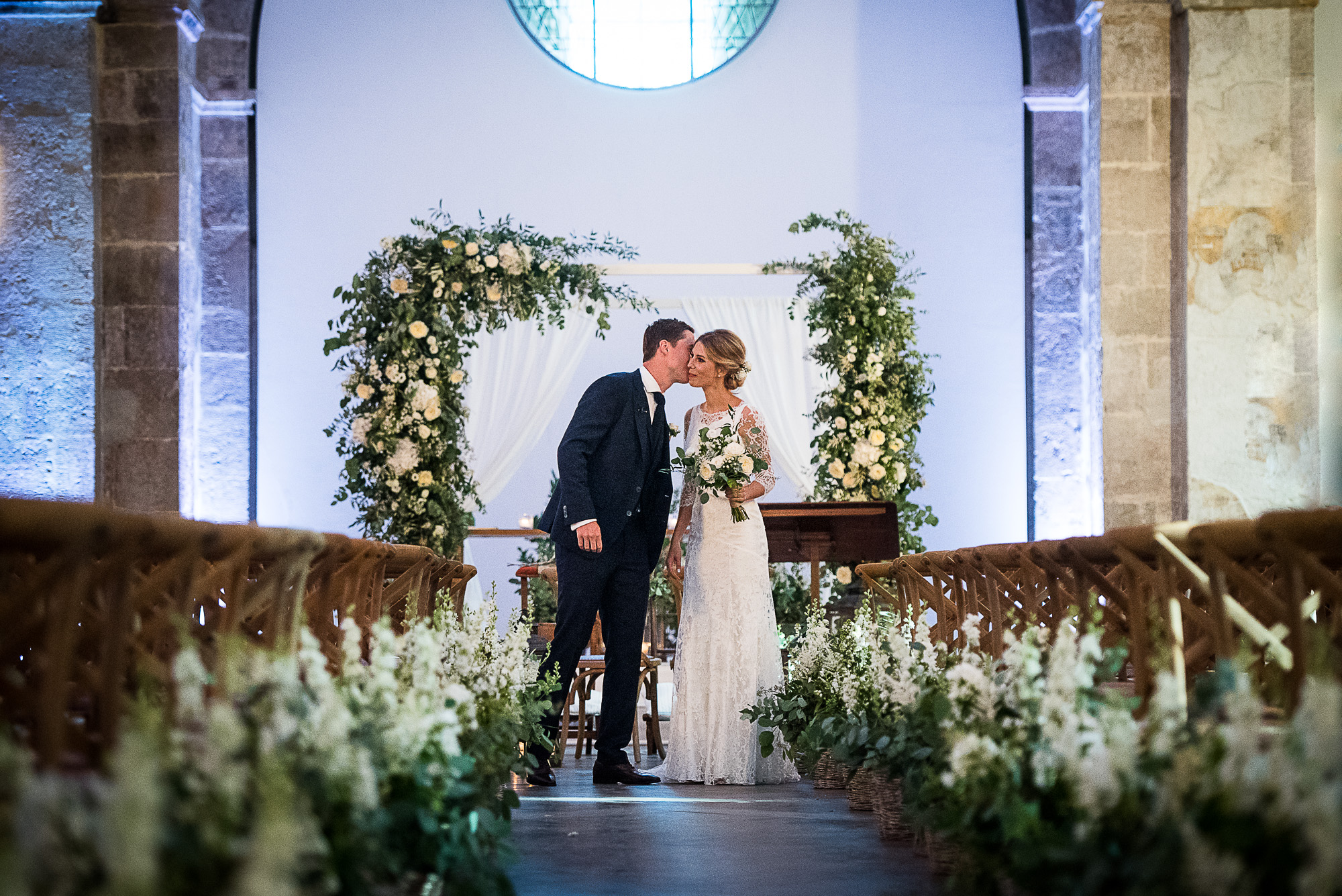 Mariage au golf de Bonmont en Suisse - cérémonie dans l'abbaye