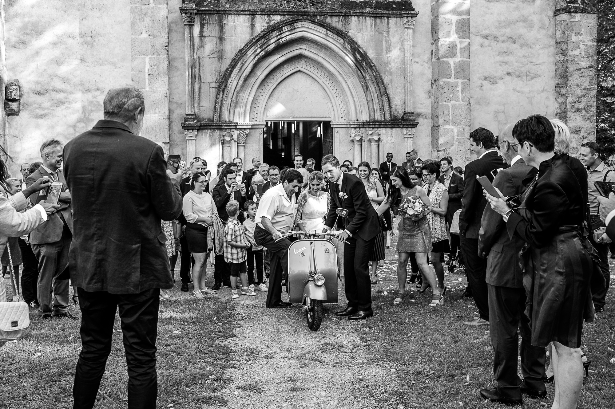 Mariage au golf de Bonmont en Suisse - mariés sur Vespa