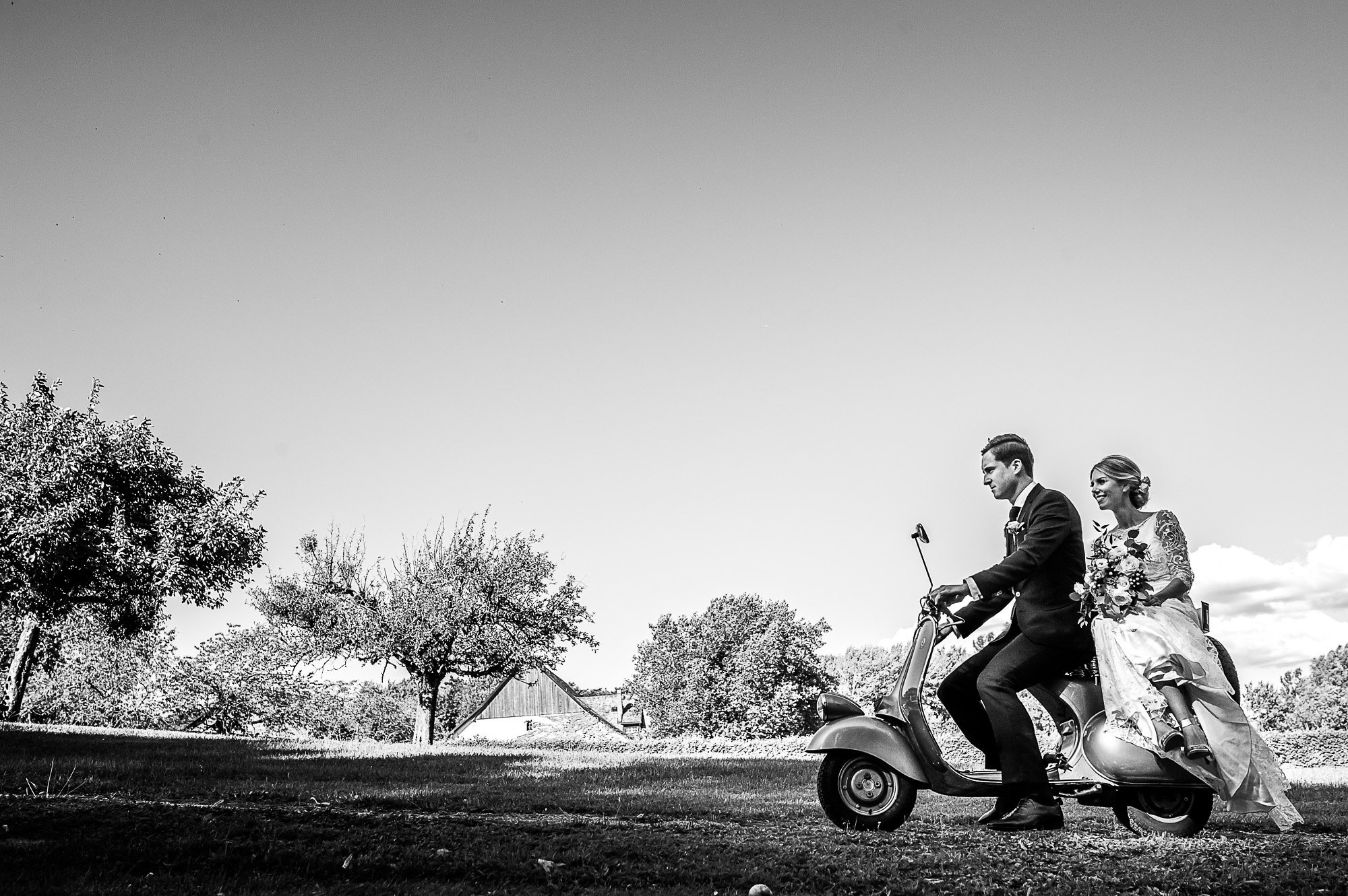 Mariage au golf de Bonmont en Suisse - mariés sur Vespa