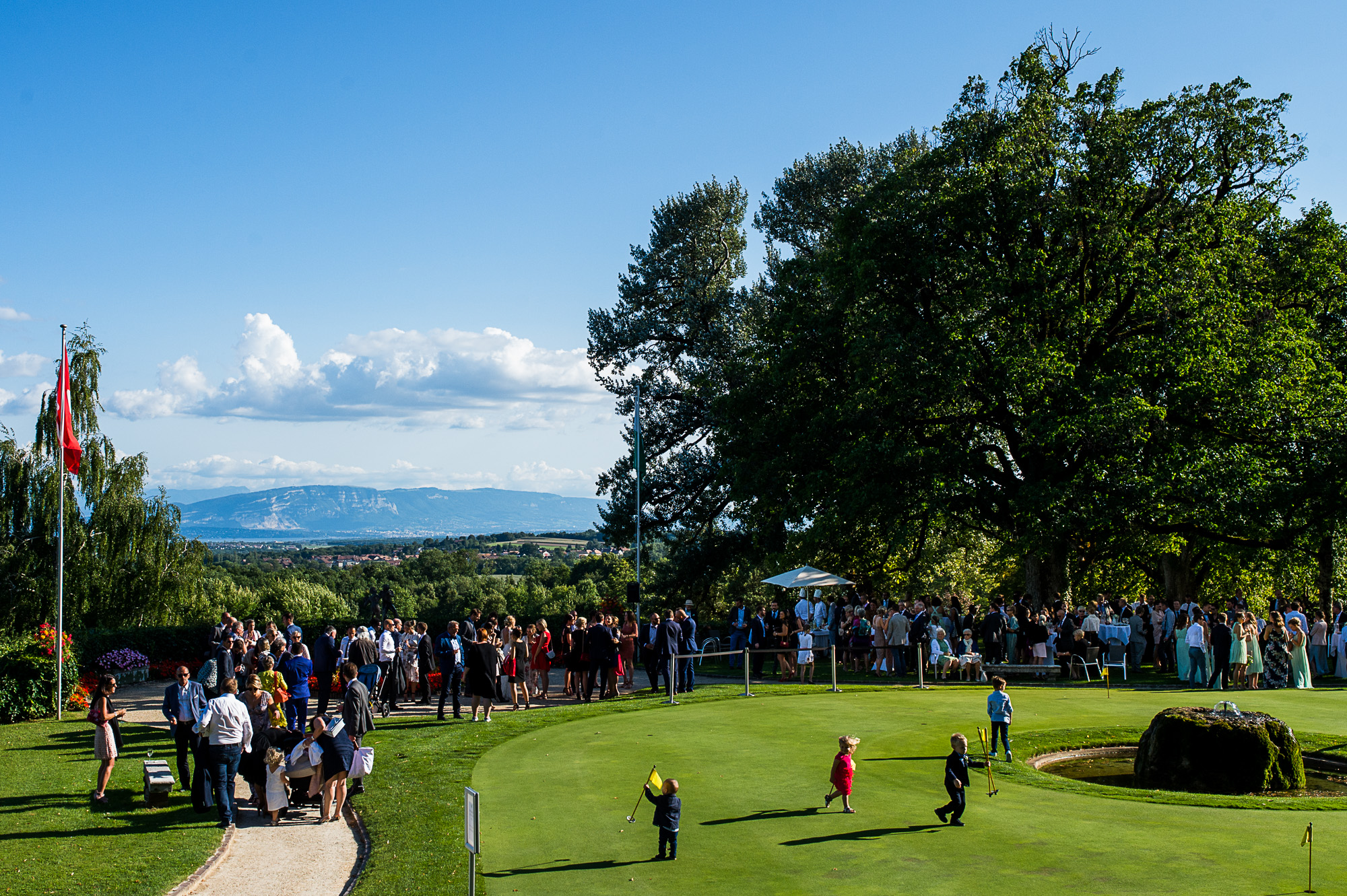 Mariage au golf de Bonmont en Suisse - cocktail avec vue