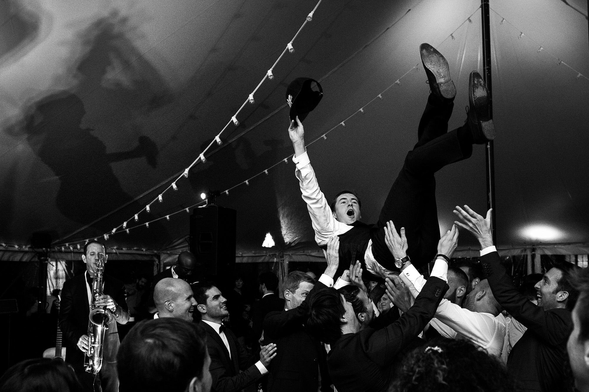 Mariage au golf de Bonmont en Suisse - Soirée dansante sous le chapiteau