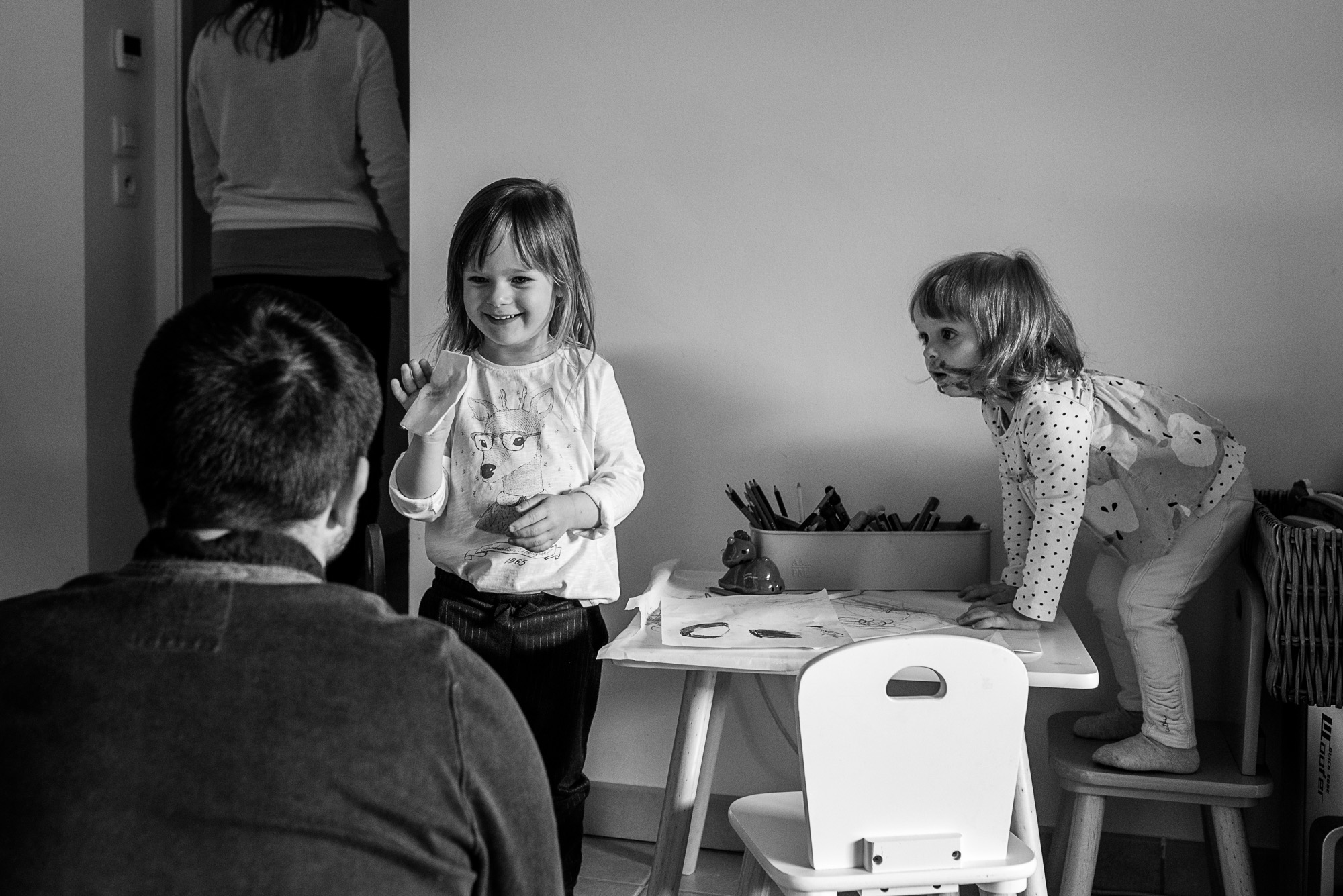 Reportage documentaire de famille en France - Région Rhône Alpes - Temps de jeux, d'échanges et de câlins en famille