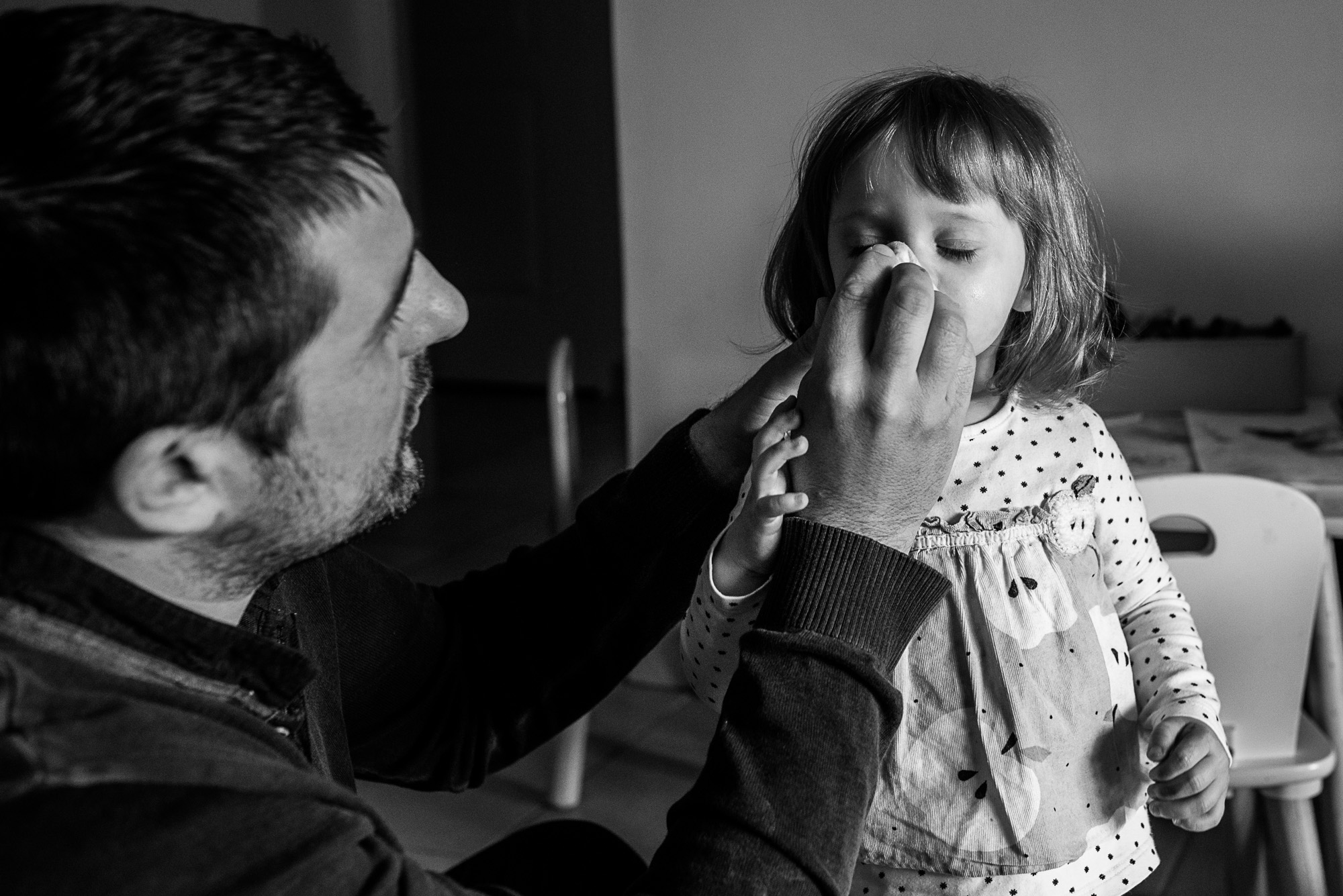 Reportage documentaire de famille en France - Région Rhône Alpes - Temps de jeux, d'échanges et de câlins en famille