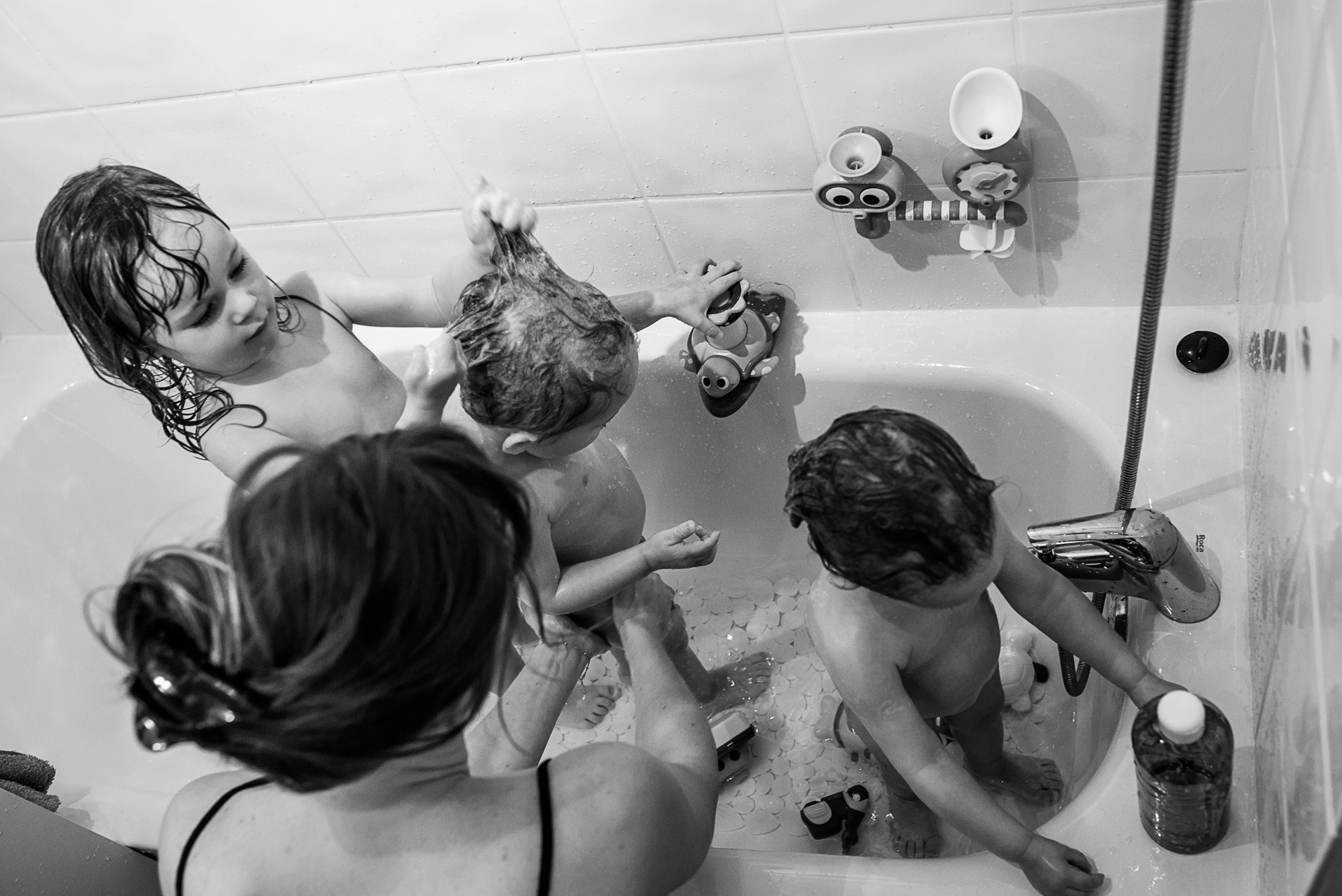 Reportage documentaire de famille en France - Région Rhône Alpes - L'heure du bain