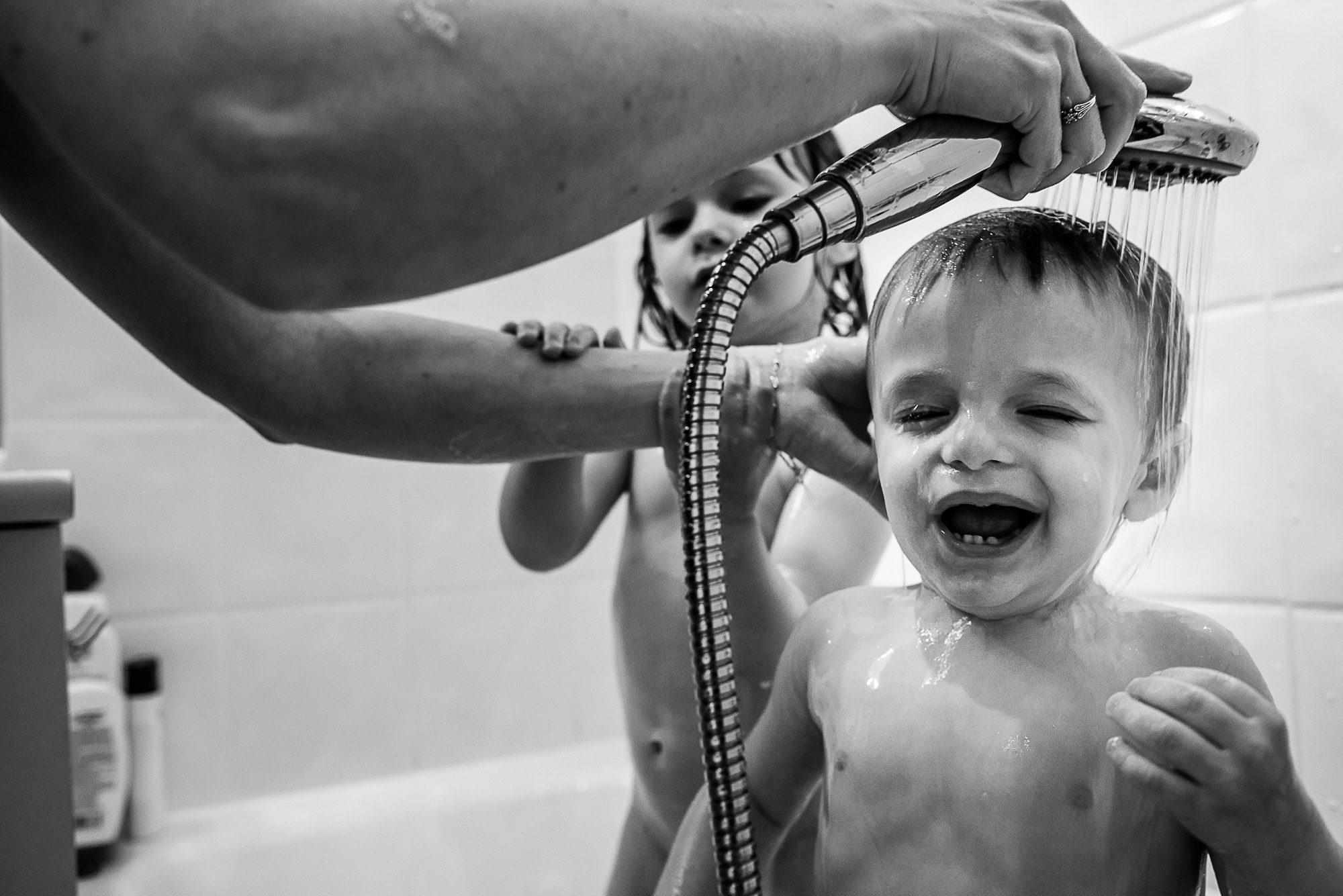 Reportage documentaire de famille en France - Région Rhône Alpes - L'heure du bain