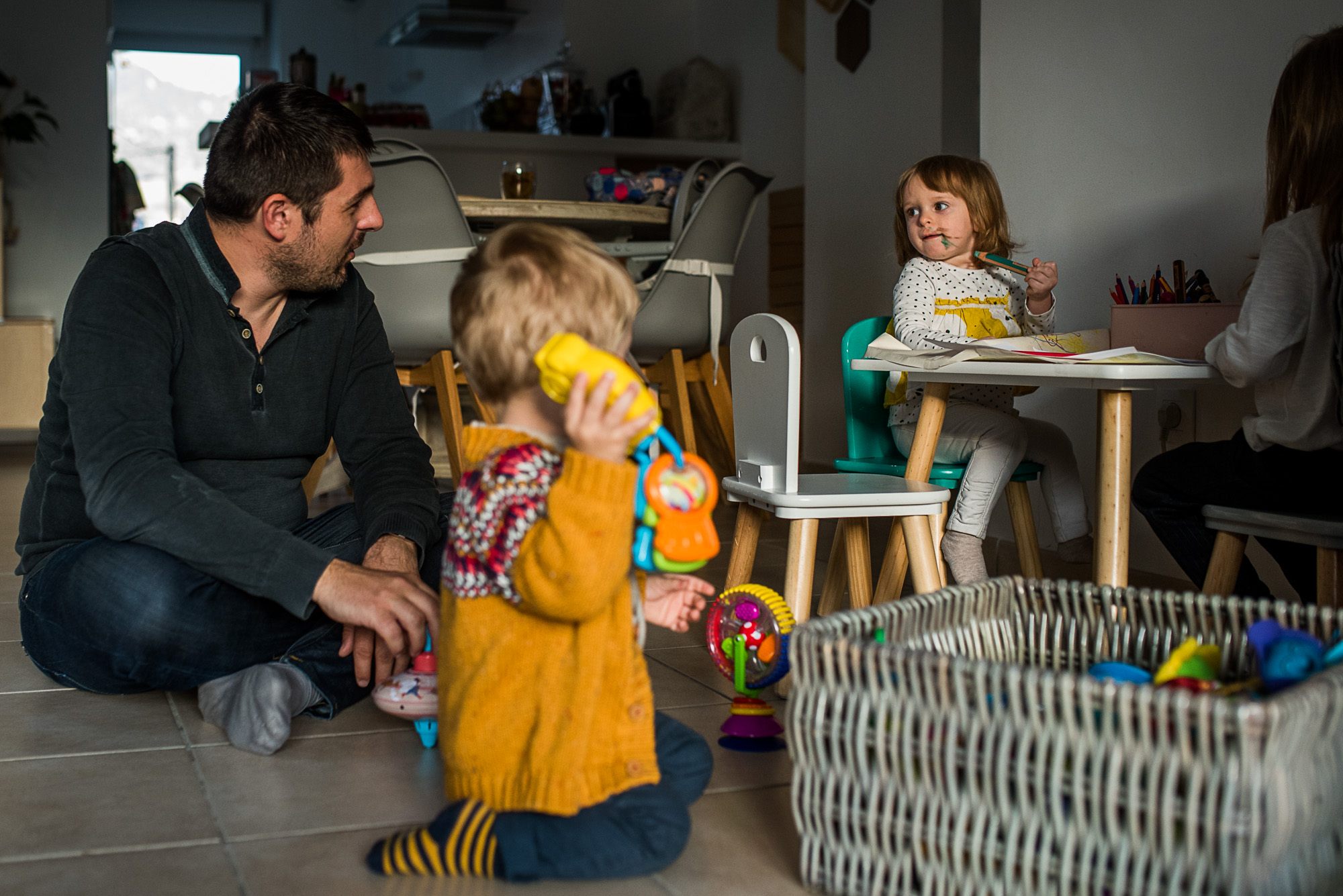 Reportage documentaire de famille en France - Région Rhône Alpes - Temps de jeux, d'échanges et de câlins en famille