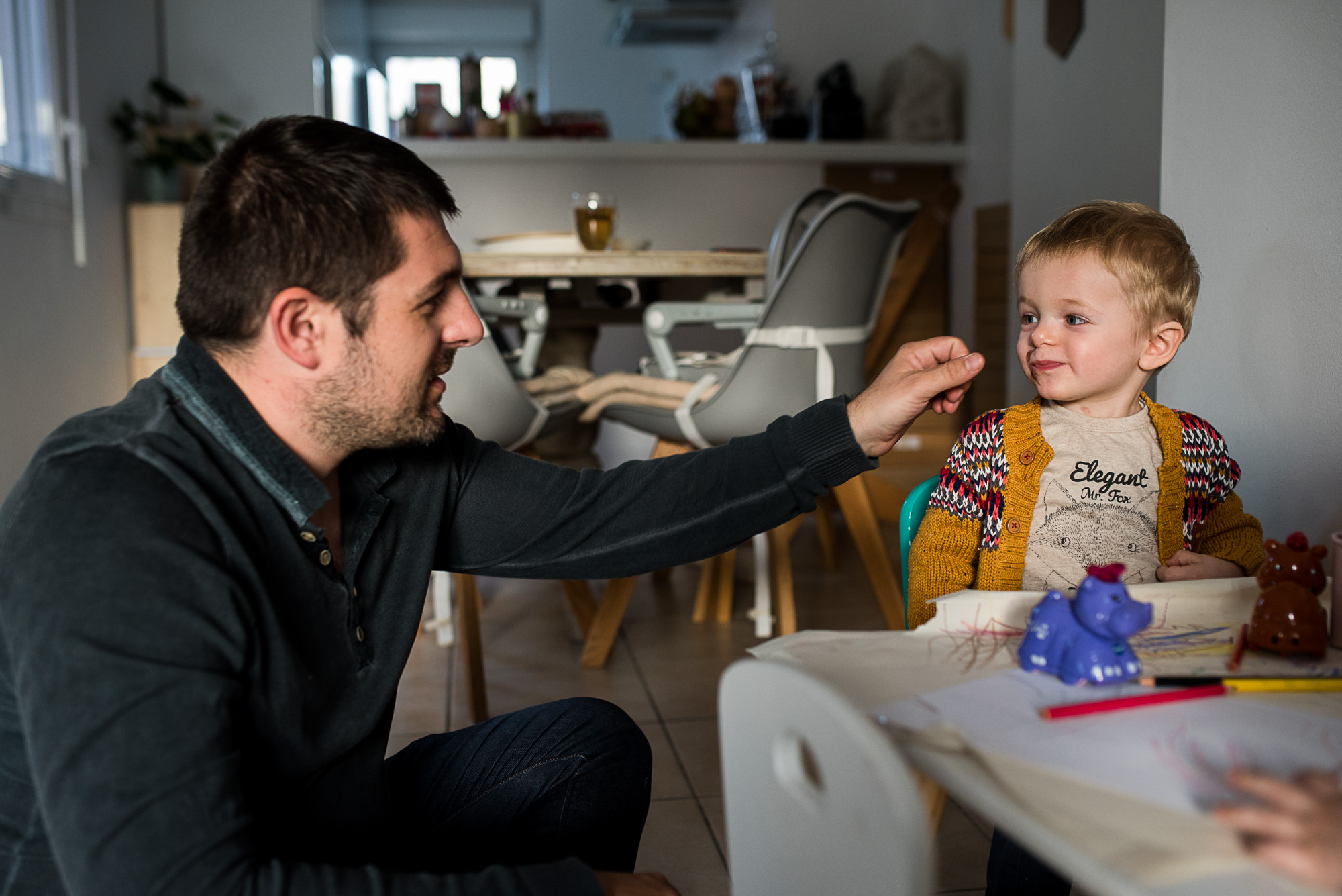 Reportage documentaire de famille en France - Région Rhône Alpes - Temps de jeux, d'échanges et de câlins en famille