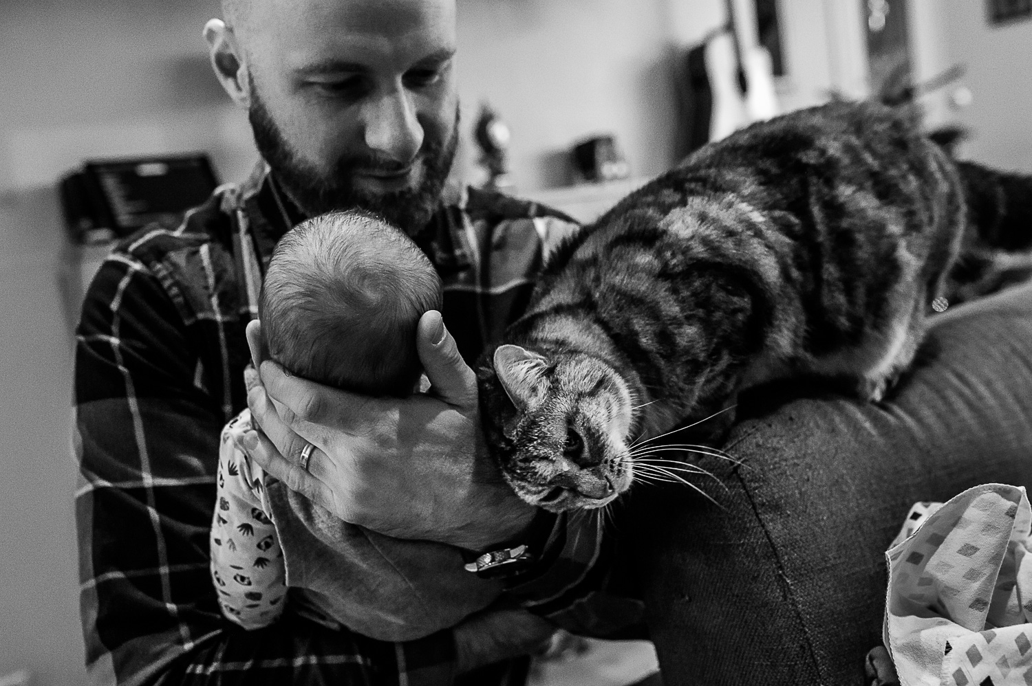 Reportage documentaire de famille avec un nouveau-né à Lyon