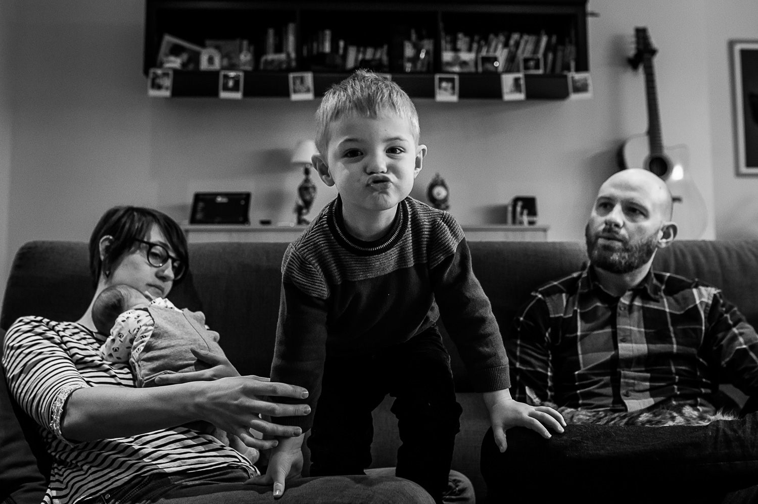 Reportage documentaire de famille avec un nouveau-né à Lyon