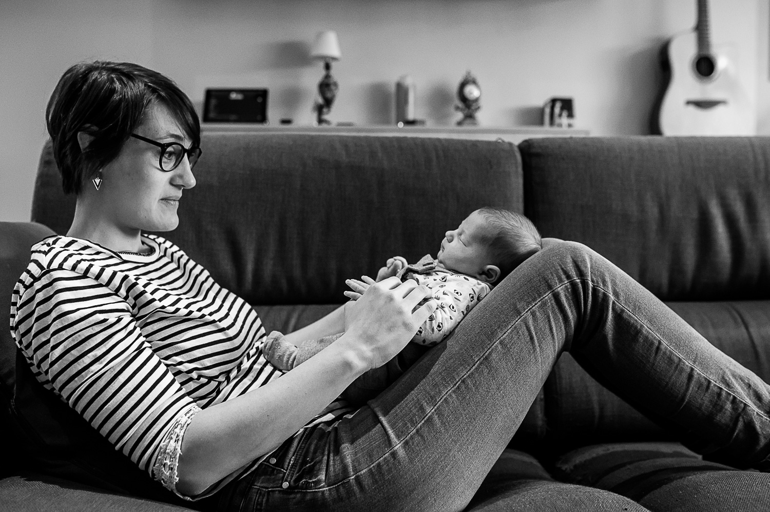 Reportage documentaire de famille avec un nouveau-né à Lyon