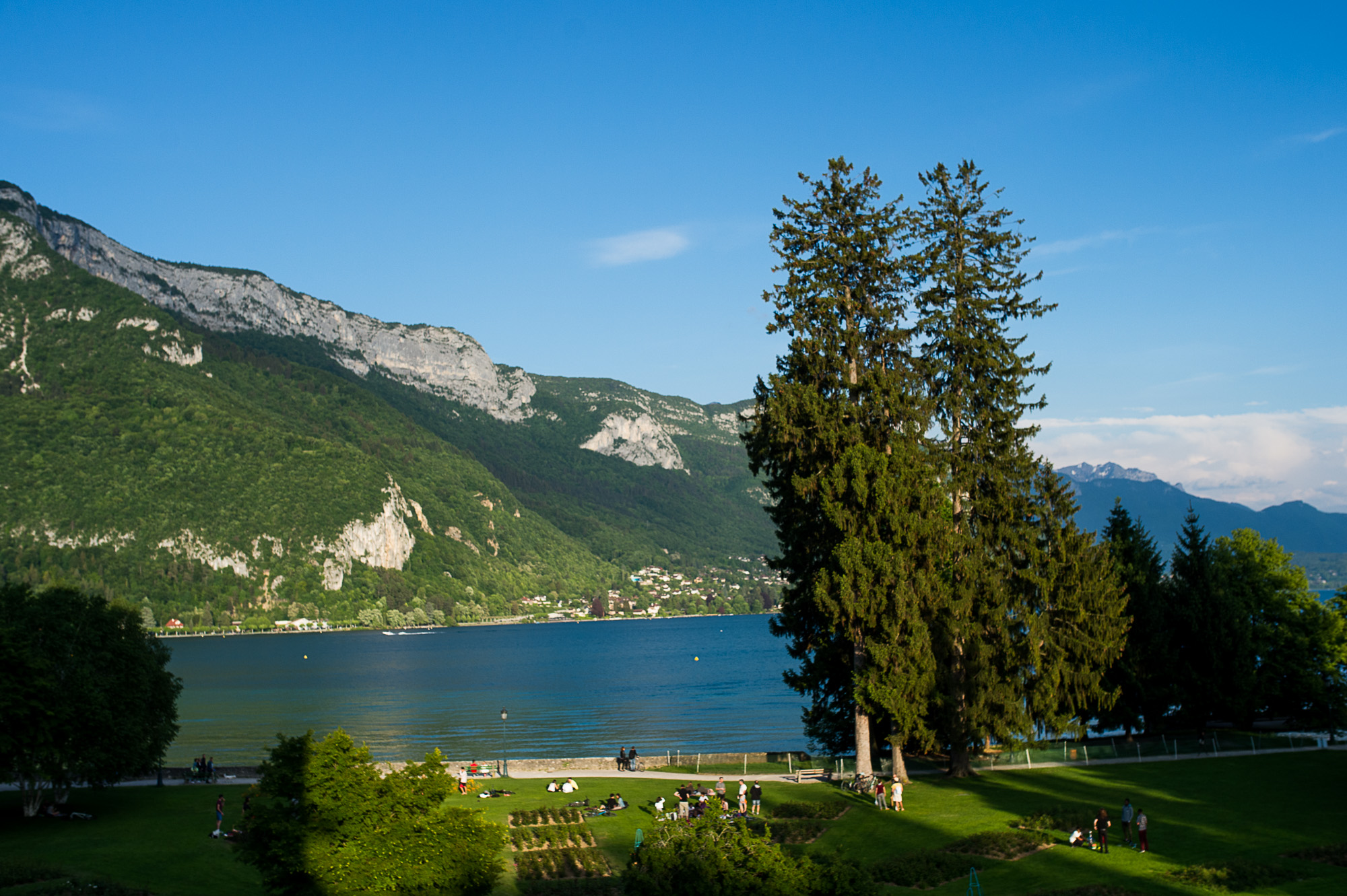 Reportage photos de mariage - Impérial Palace Annecy - cocktail avec vue sur le lac